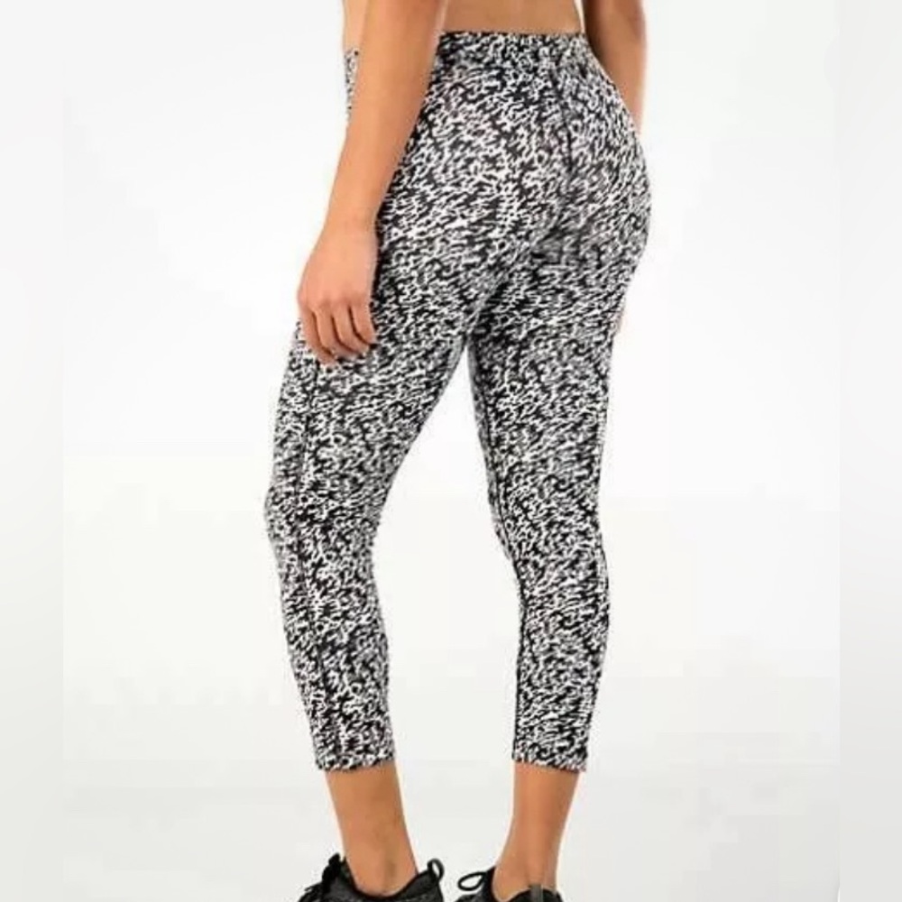 Nike Women's Pronto ESSENTIAL Running Crop Pants Tights MEDIUM